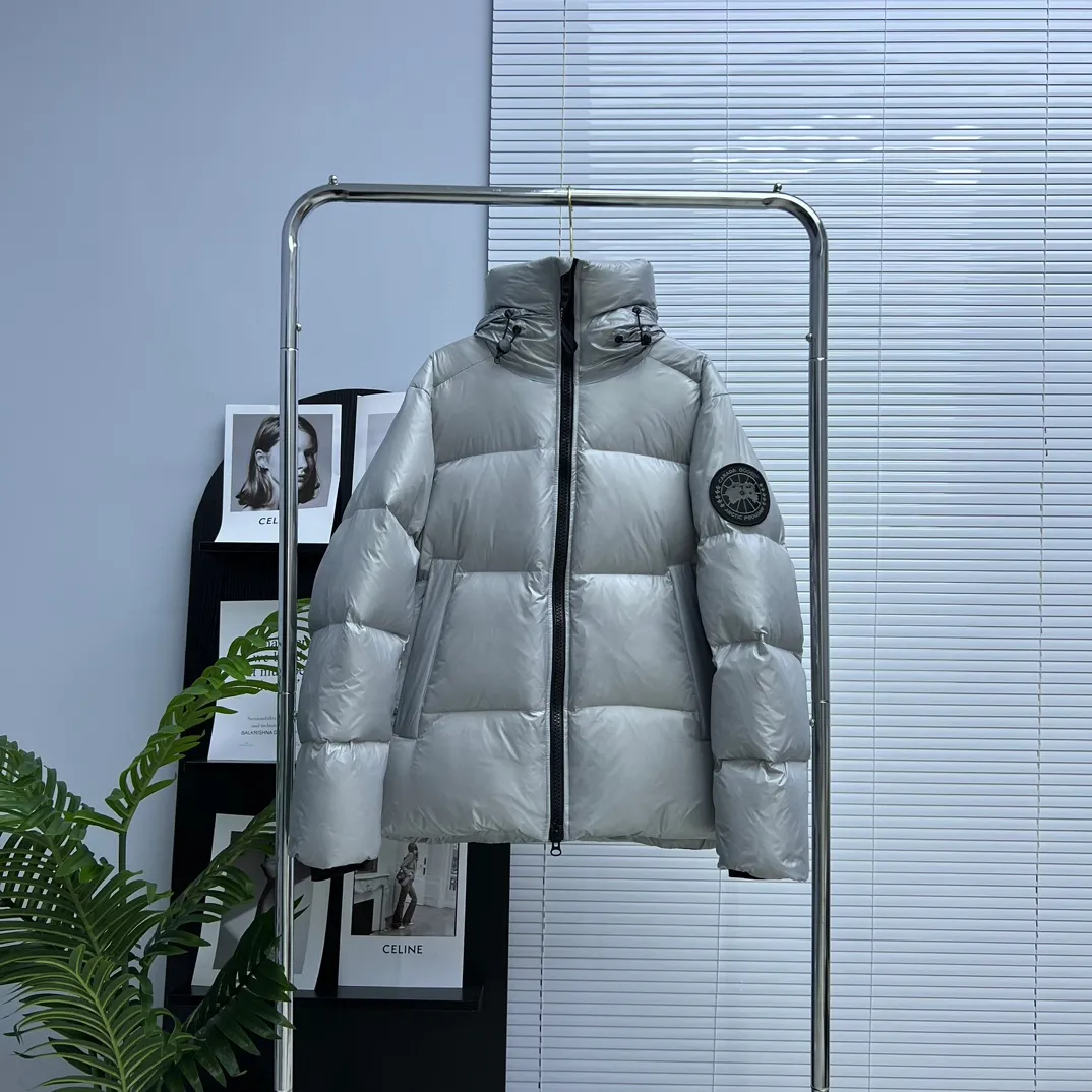 P760 𝘾𝘼𝙉𝘼𝘿𝘼 𝙂𝙊𝙊𝙎𝙀/Canada Goose 2023 Limited New Crofton Puff Down Jacket Pure Guangzhou Inspection 80 White Duck Down Filling‼  Top version, ceiling level‼ Crofton soft bread, the latest style in 2023, has a cold protection effect of up to level 4. It is made of recycled Feather-Light tear-resistant fabric. It is ultra-light and has no weight on the upper body at all! The unique black label highlights your temperament‼  Canada Goose, a Canadian brand, has always been recognized as the warmest down jacket. Various Instagram celebrities, Internet celebrities, and celebrities often wear it for street photos. I do Canada Goose every year, but I still can’t get rid of my love for geese. No matter how cold the winter is, there is no need to be afraid, because there are geese! Filled with 80% white duck down, Canada Goose is the legendary warmest down jacket and is known as a must-have for Arctic outdoor sports! The most popular down jacket in the world, celebrities are rushing to buy it, it is a must-have! Same style for men and women Size: S~XXL